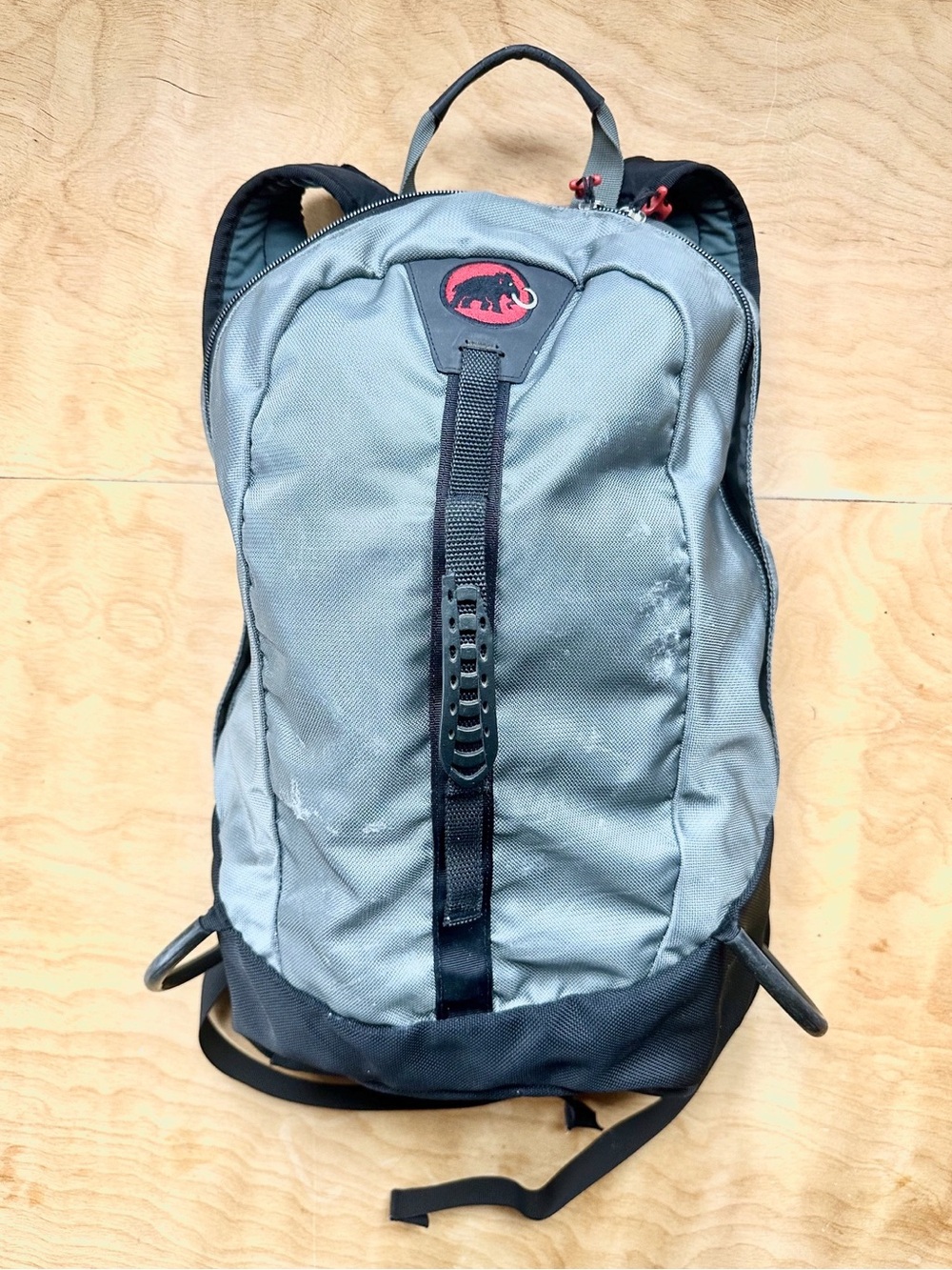 Mammut Gray Black Hiking Backpack Daypack Red Logo Padded Straps